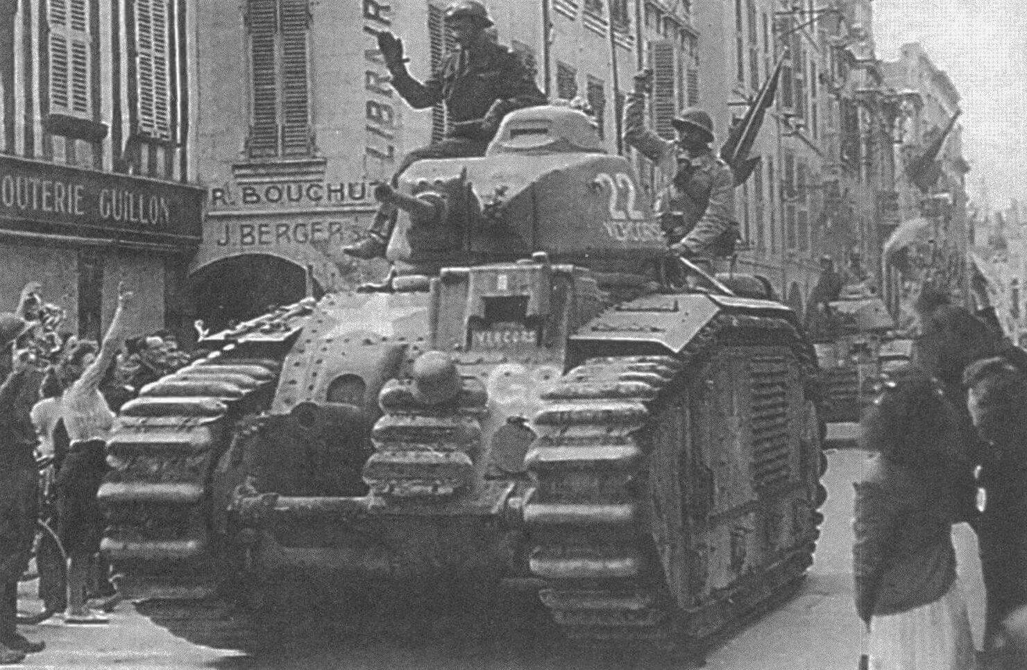 Танки B1bis из состава 13-го драгунского полка Свободной Франции во время парада в Ла-Рошели, 1944 год