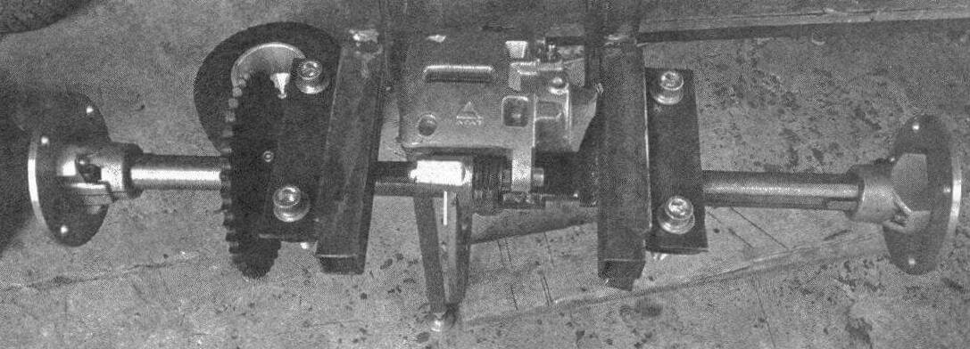 Задняя ось с тормозным суппортом от автомобиля «Ока», колесными ступицами и ведомой звездой на раме тарабайка (версии 2)