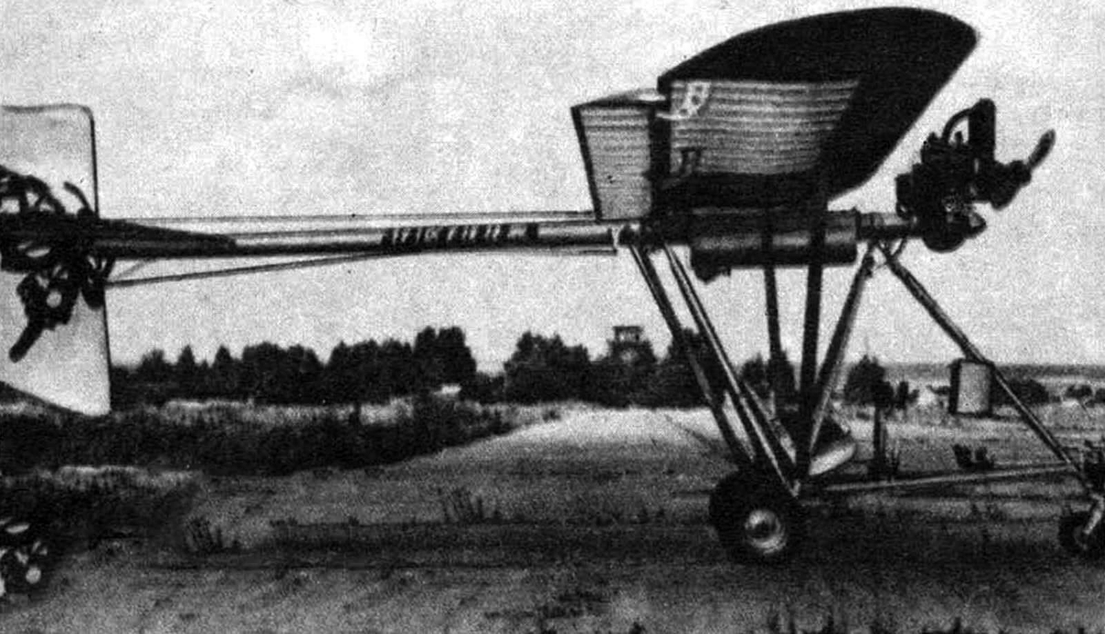 Двухместный самолет первоначального обучения