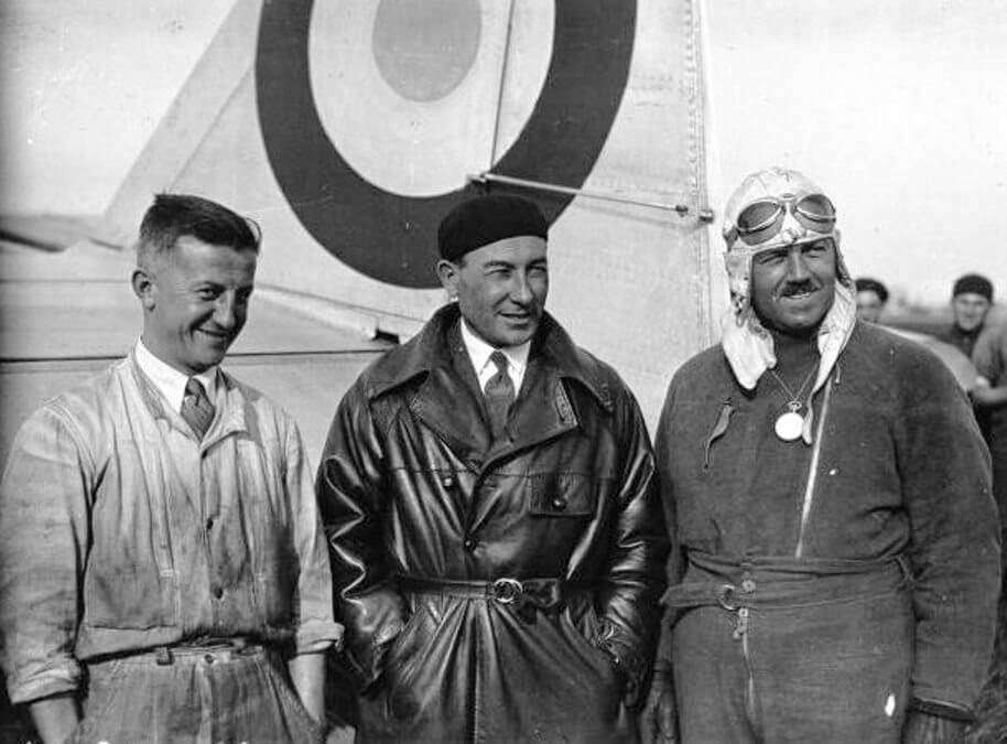 Рене Месмен, Жозеф Ле Бри и Марсель Доре перед стартом первой попытки перелета Париж - Токио