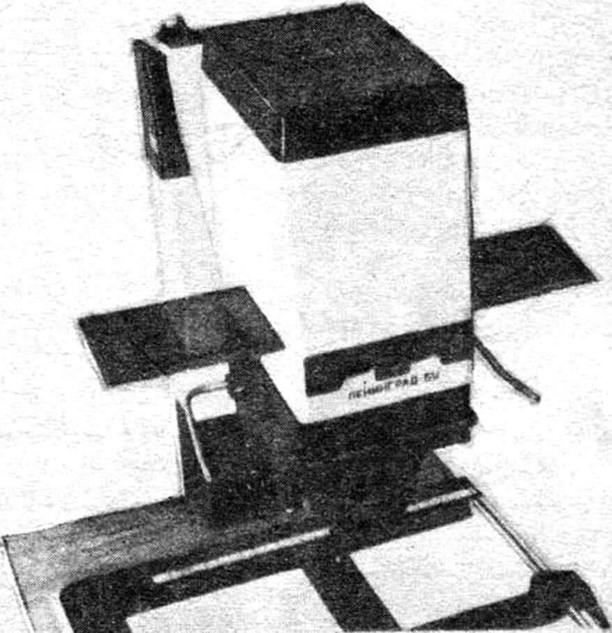 Фотоувеличитель «Ленинград-6У», оборудованный кассетой для аддитивных фильтров.