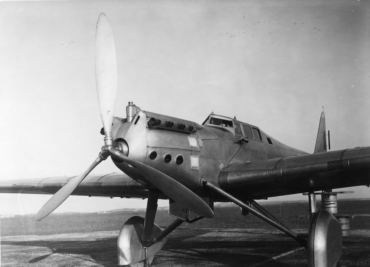 Для полной заправки топливных баков и калибровки навигационных приборов самолет D.33 устанавливался в линию полета