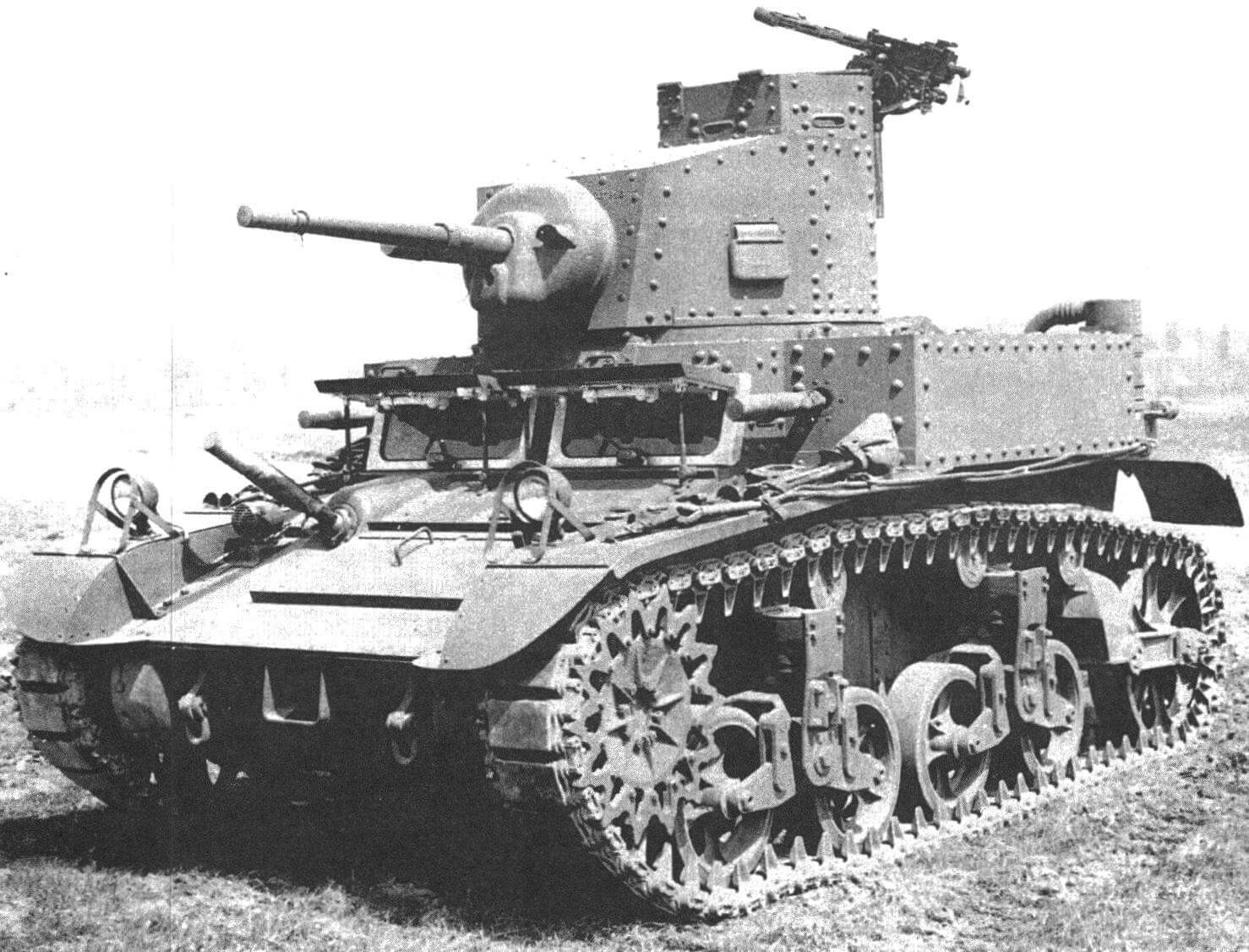 Один из первых серийных танков М3, 1941 год. У этой машины корпус и башня клепаные
