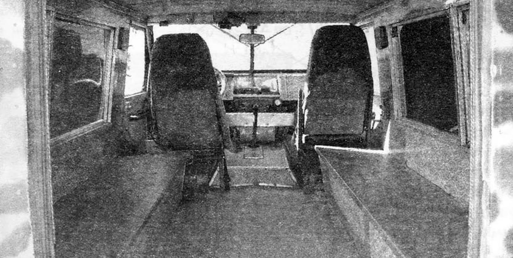 В просторном грузопассажирском отсеке две скамейки, на которых умещается до десяти пассажиров. При необходимости они раскладываются, как диван-кровать
