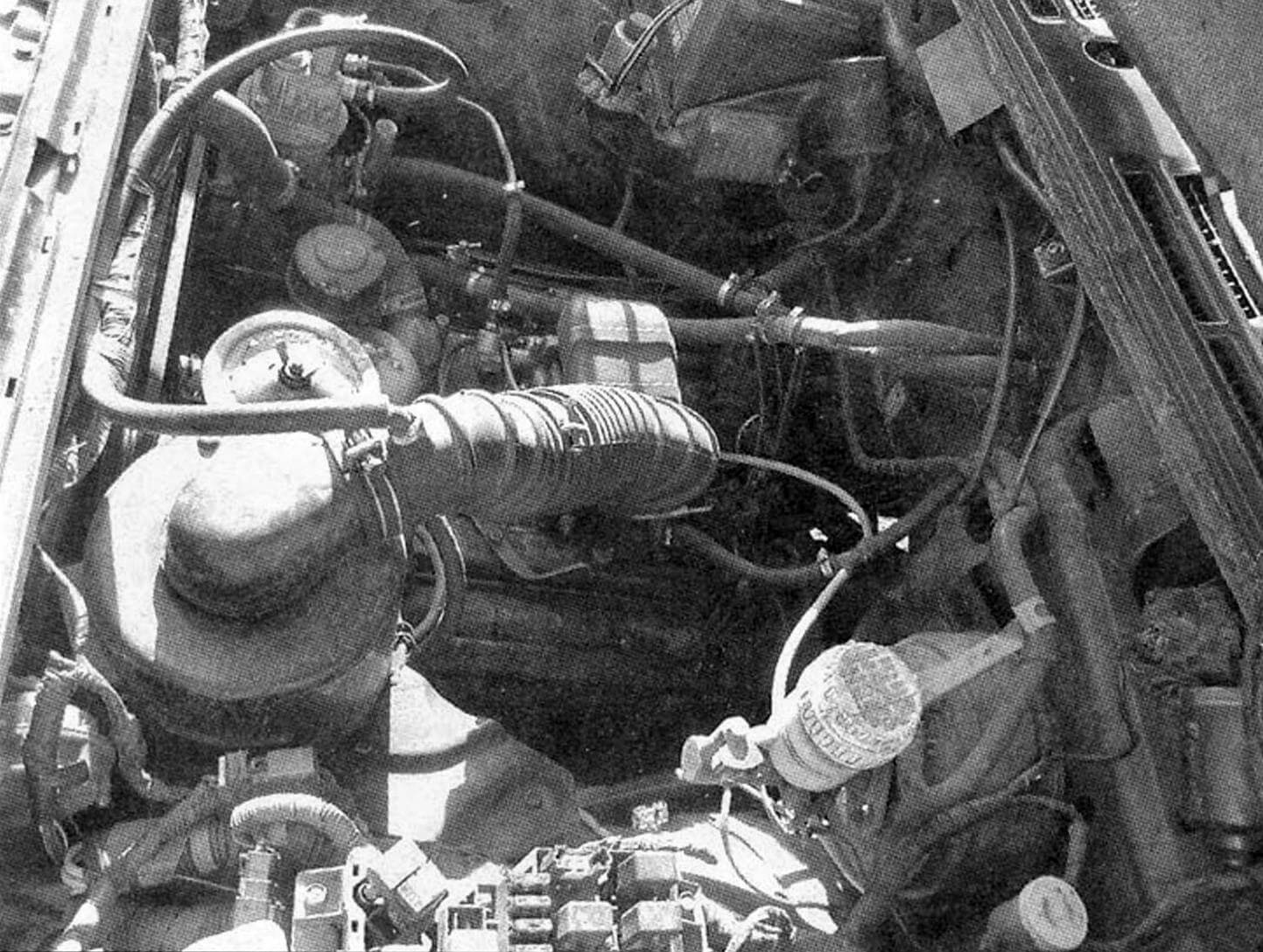 Under the hood of the Mitsubishi-Pajero there is now a GAZ-66 engine.