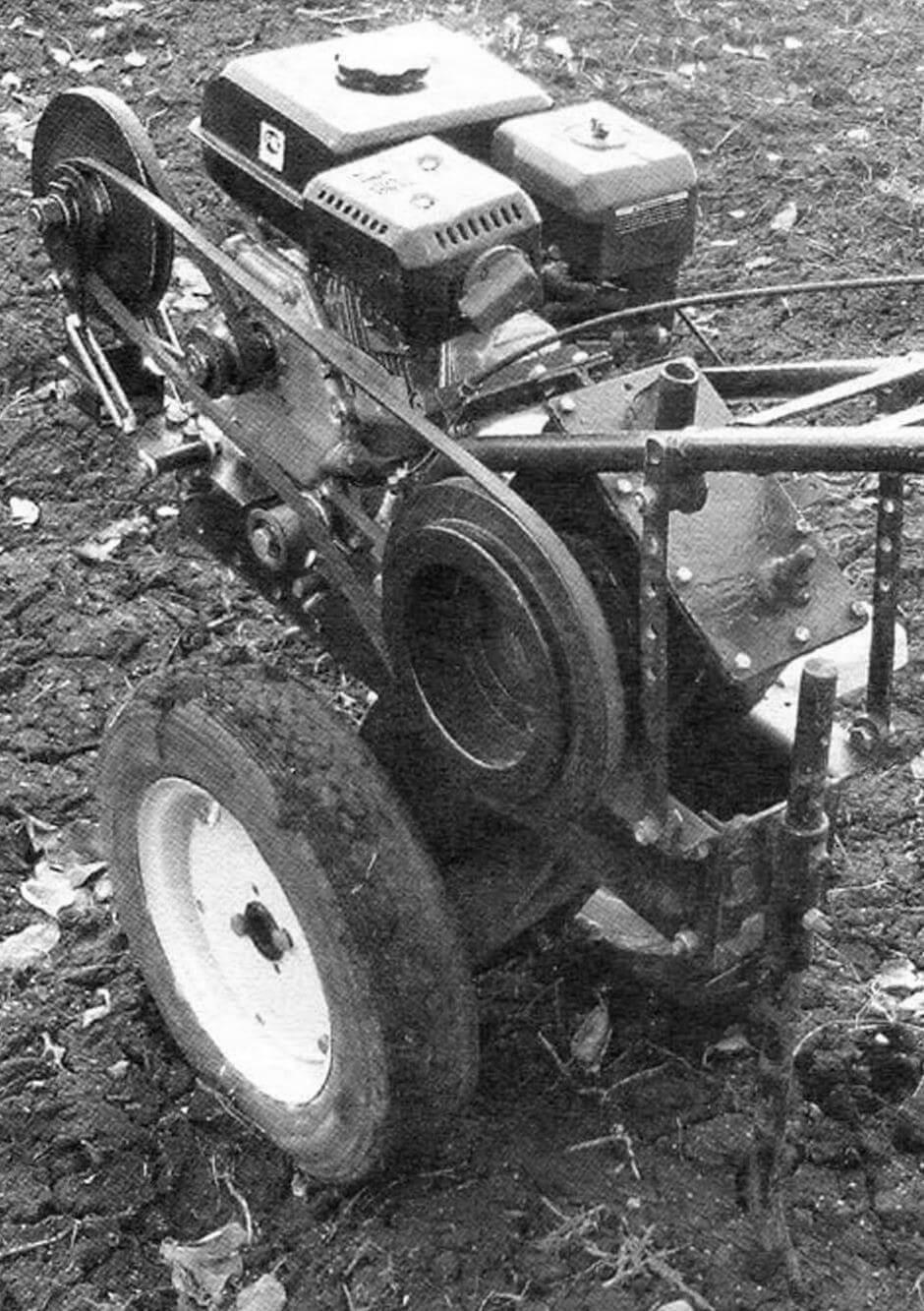 Homemade walk-behind tractor. A brake is installed in the towbar bushing, used when working with tillage cutters