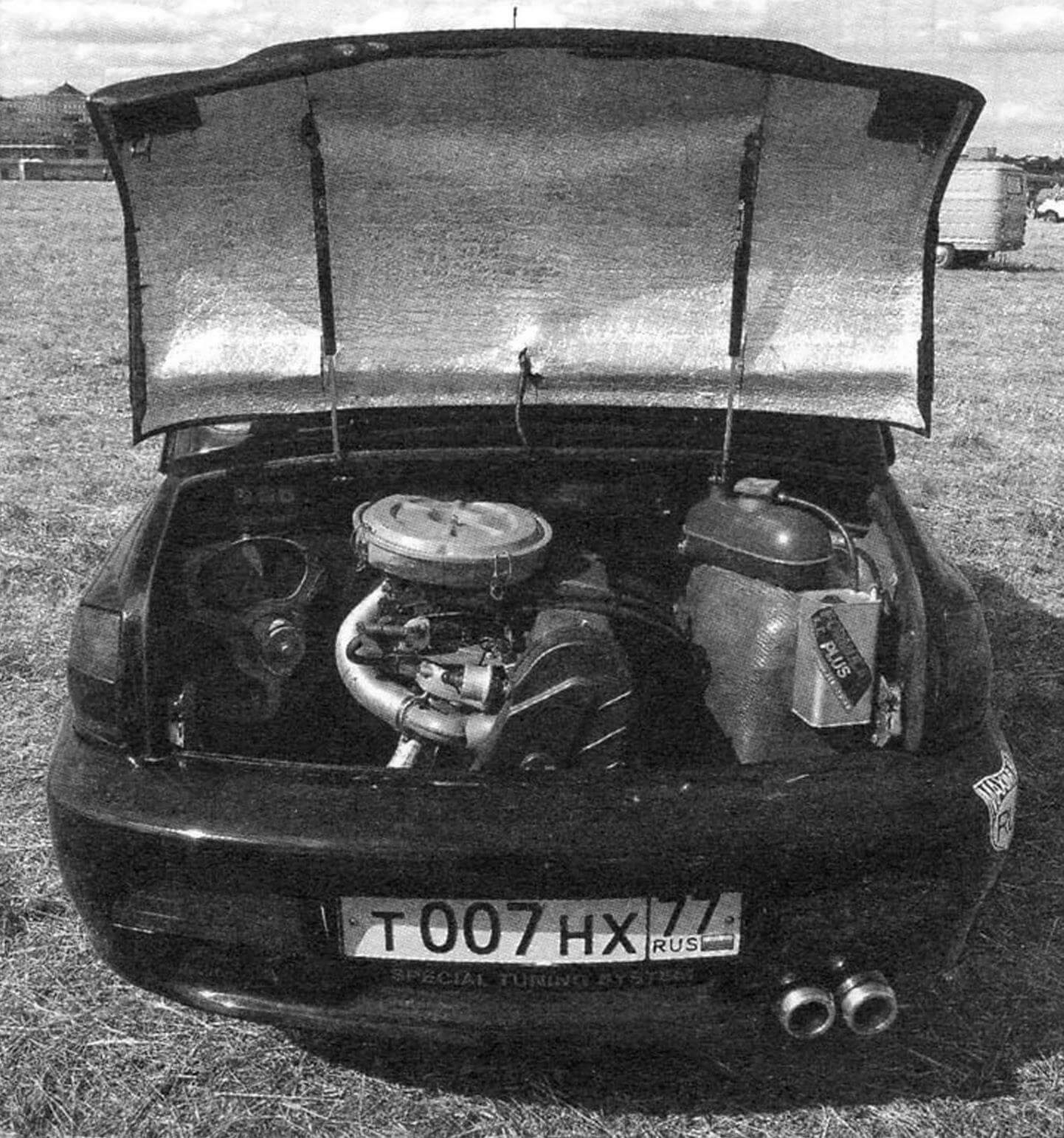Место 30-сильного двигателя ЗАЗ-965 занял форсированный до 92 л.с. мотор от ВАЗ-2108. Слева — первый радиатор с приточным вентилятором; второй радиатор с другим вентилятором — под отделительным стеклопластиковым кожухом