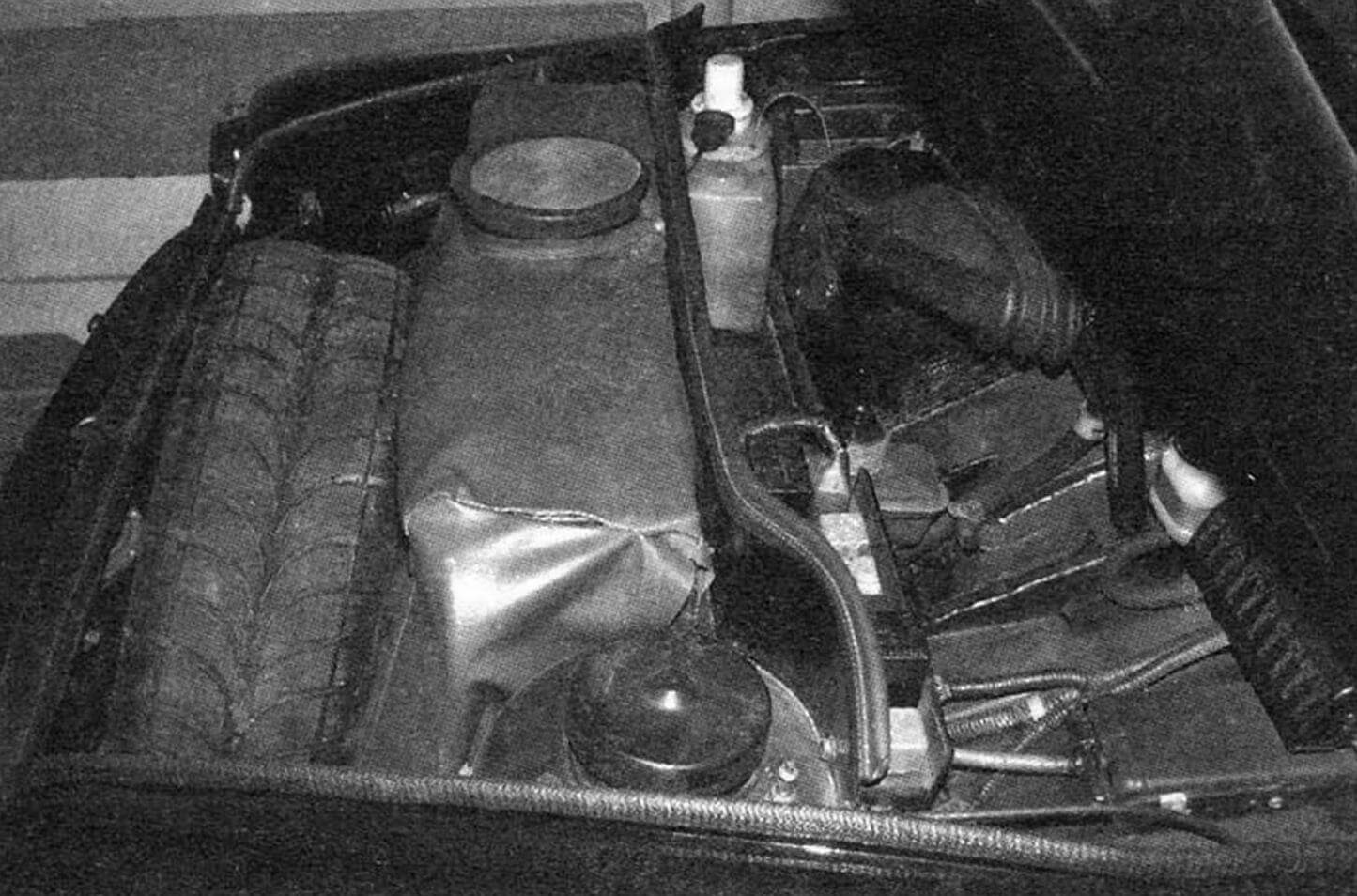 Под передним капотом в багажнике свободного места почти не осталось: здесь компактно разместились широкопрофильное запасное колесо, 60-литровый бензобак, аккумулятор и шоферский инструмент