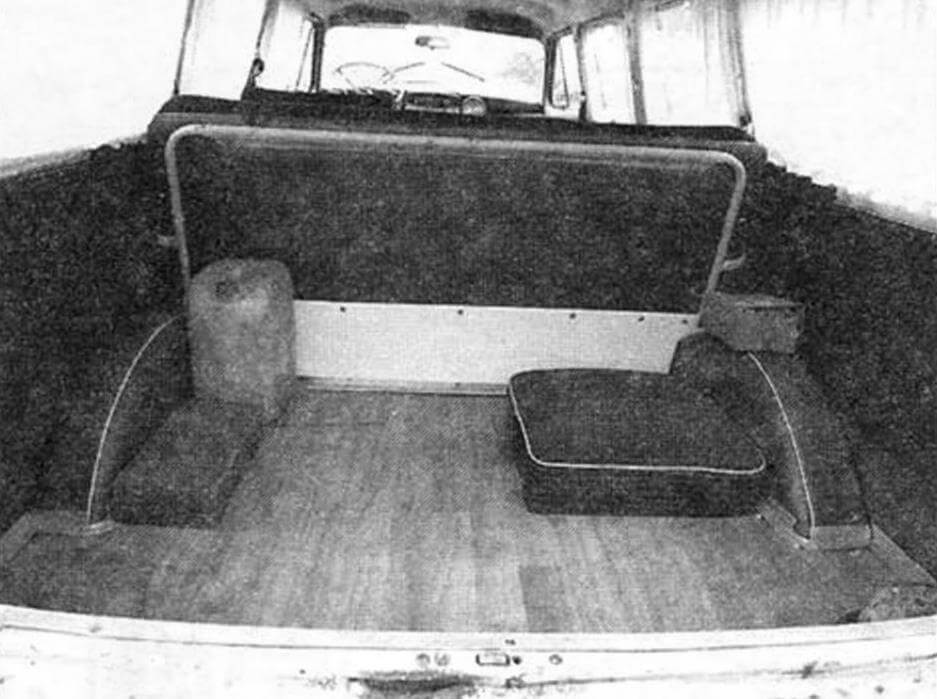 Большое багажное отделение отделено от салона лишь спинкой заднего трехместного сиденья