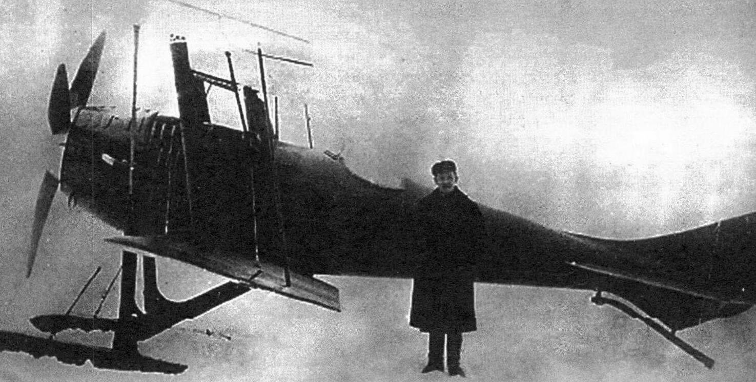 Истребитель МК-1 «Рыбка» на лыжах.Рядом с самолетом стоит один из его создателей - возможно, это Н.Г. Михельсон. Петроград, зима 1923-1924 годов
