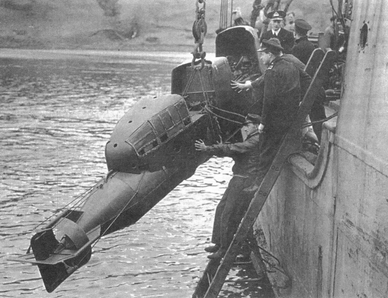 Спуск на воду британской человекоуправляемой торпеды «Чериот» Mk.1, 1943 год