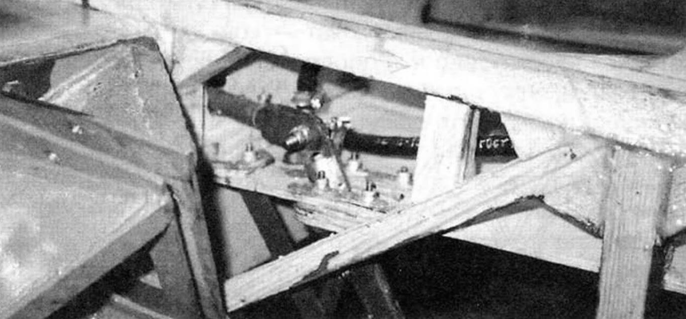 Flap control unit: at the top above the plywood floor - flap release lock and handle; under the floor there is the lower end of the handle and the rod. In the foreground on the right is a welded bracket for attaching the spring to the main center section spar