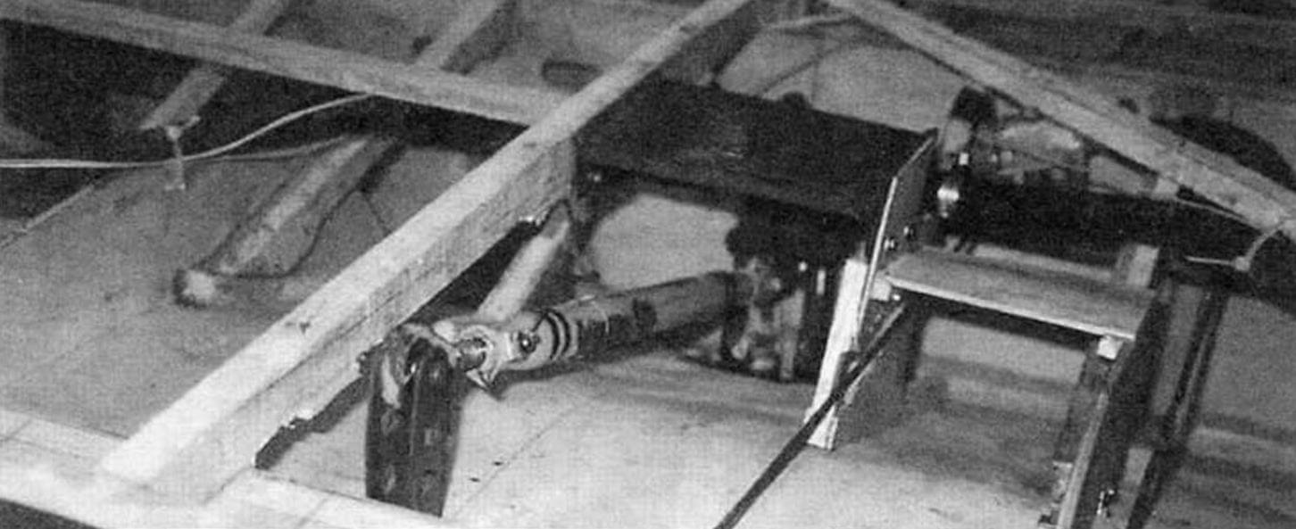 Under the cabin floor, in the middle (between the side members), a consumable fuel tank with a capacity of 1 liter is mounted, and behind it is a short (front) link (from the RUS to the intermediate rocker) for controlling the elevator