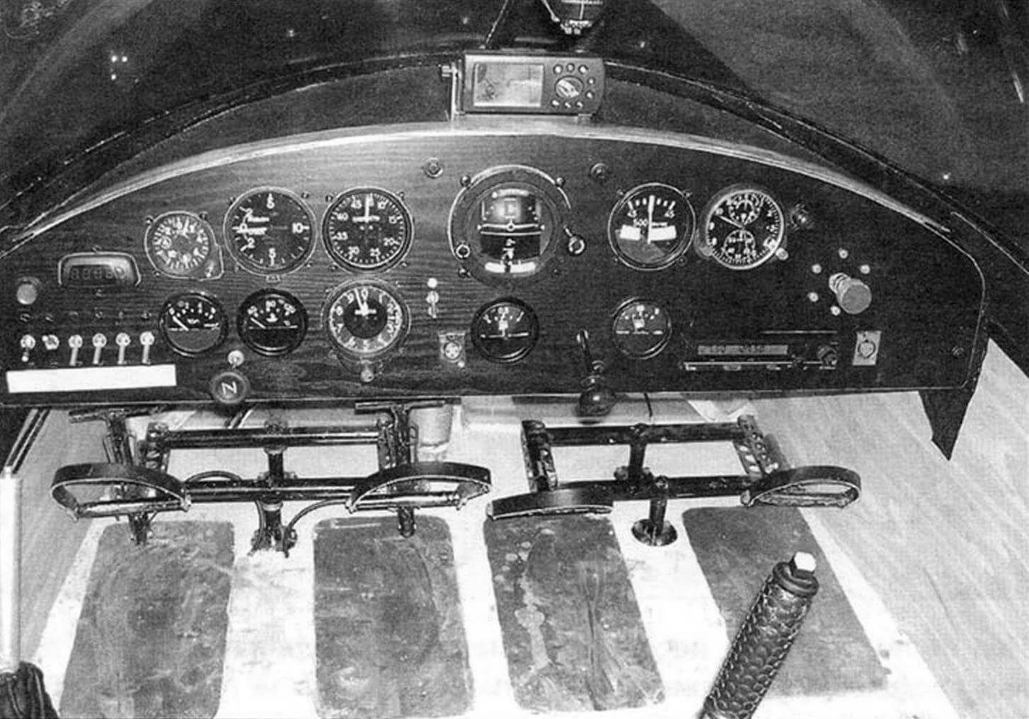 The dashboard under it is the control pedals of the steering wheel and the tail wheel. In the foreground - Rus, on the left - the shuttle control handle
