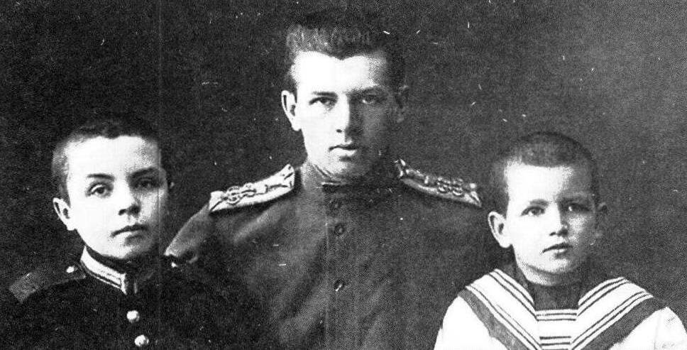 Сыновья вице-адмирала Л.Б. Кербера: гимназист Леонид Кербер, курсант Пажеского корпуса Виктор Кербер, юный «матрос» Борис Кербер (1914 год).