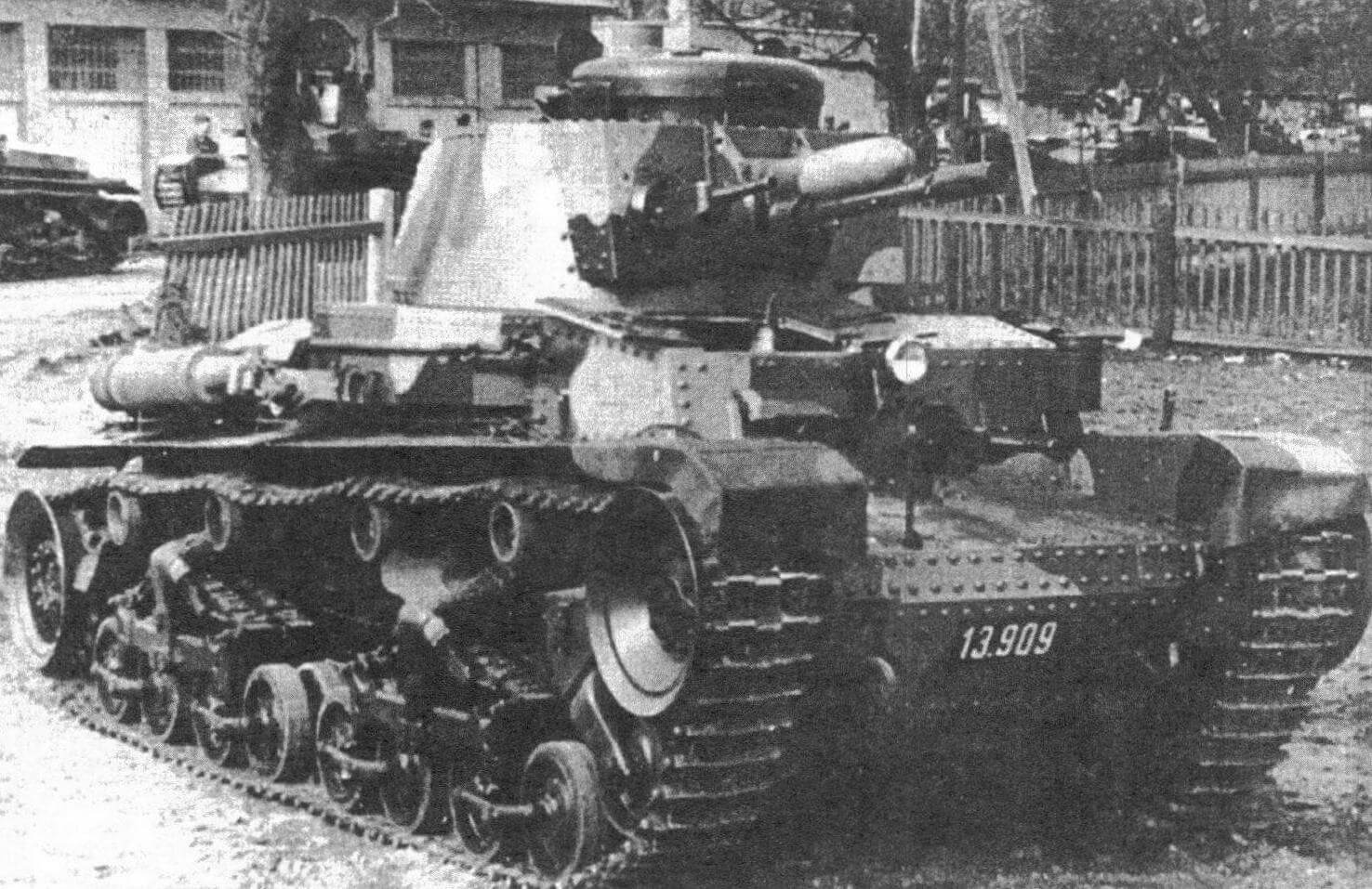 Танк LT vz.35 с серийным номером 13909 в 1-м танковом полку в Миловицах, весна 1938 года. Чехословацкая армия получила эту машину 11 марта 1938 года, а уничтожена она была в 1941 году, уже находясь на службе в Вермахте