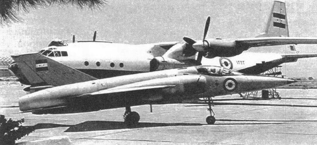 На переднем плане - второй опытный образец НА-300V-2, на заднем - летающая лаборатория Ан-12 для испытаний бесфорсажного варианта двигателя Е-300
