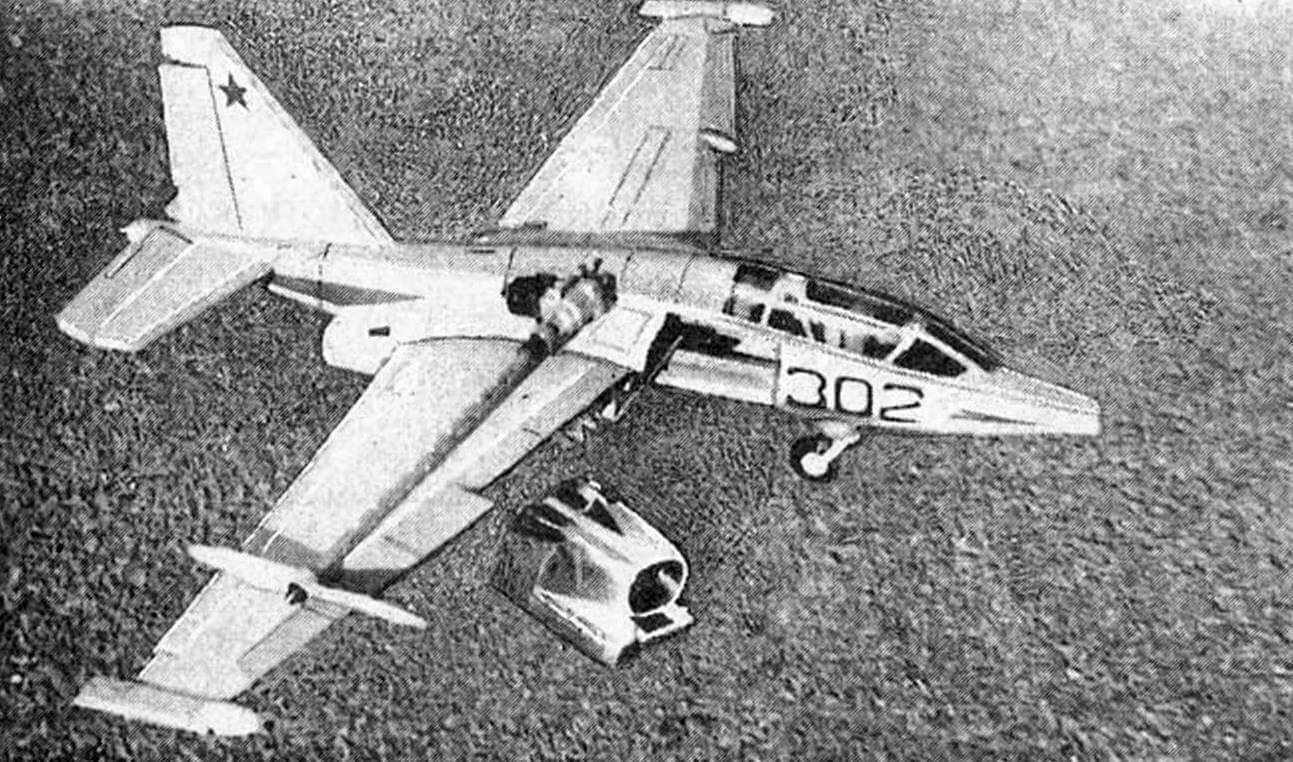 Модель самолета Су-25 со снятой мотоустановкой и капотом двигателя.