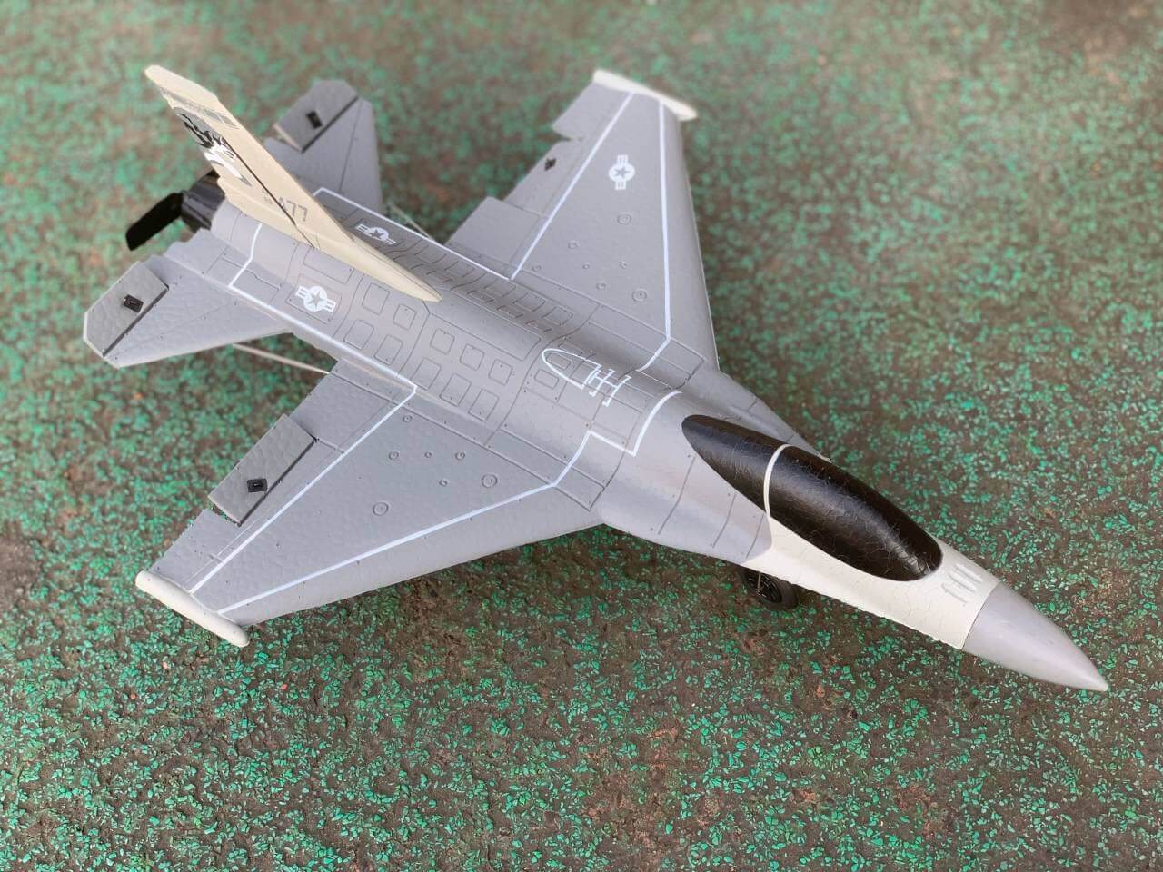 Модель самолета F-16.