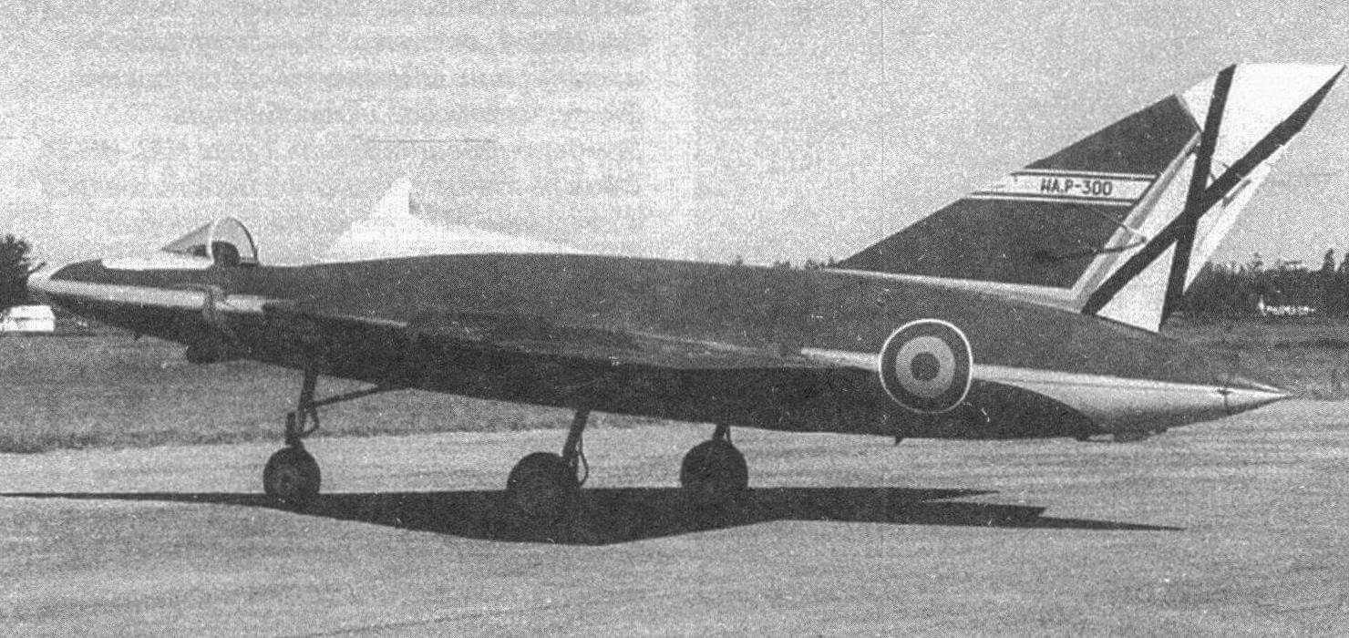 Планер НА.Р-300 с опознавательными знаками ВВС Испании. Фонарь кабины пилота на испытаниях не устанавливался