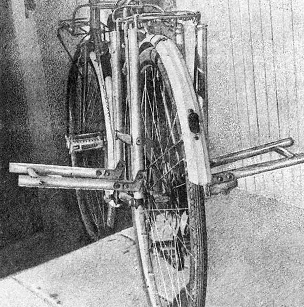 Велосипед, оборудованный дополнительными багажниками.