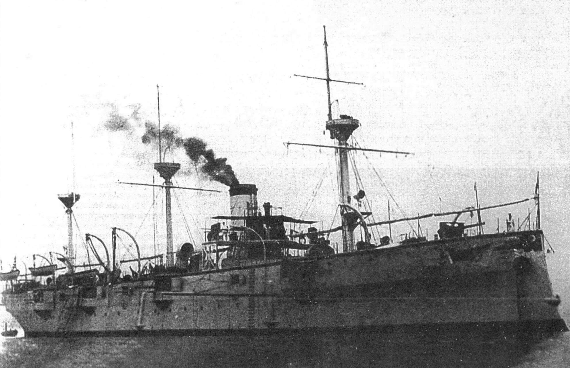 Броненосный крейсер «Тиёда» в годы Японо-китайской войны(1894-1895 годов). Корабль окрашен в грязно-серый защитный цвет