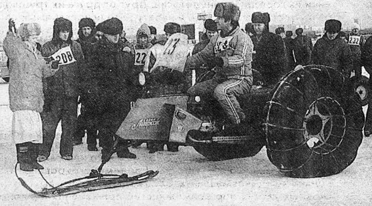 Стартует «Мираж» — тяжелый трехопорный колесно-лыжный мотоцикл, разработанный в надымском клубе «Вездеход» под руководством В. Васюхина.