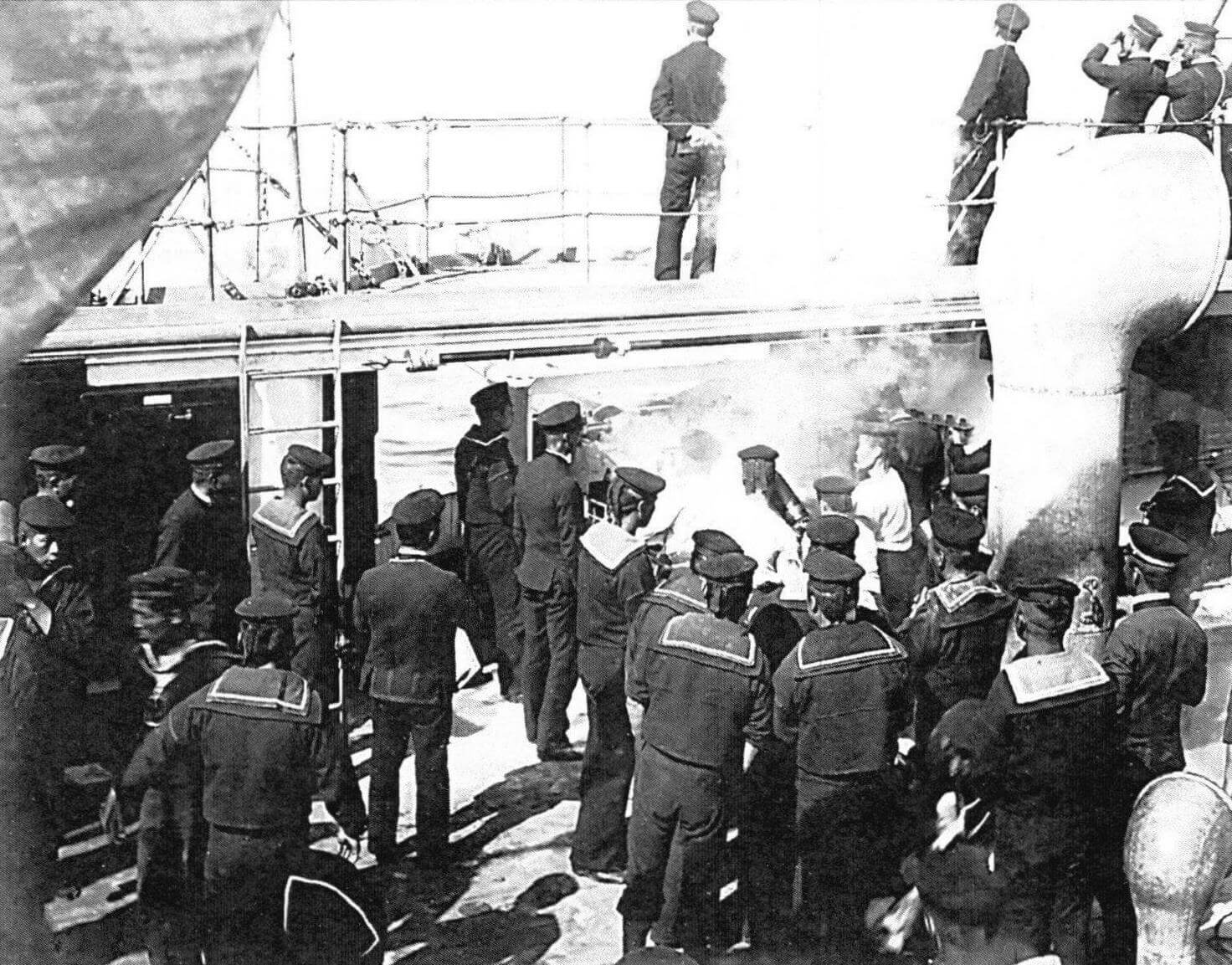 Во время учебной стрельбы на верхней палубе крейсера «Тиёда». В левой половине снимка видны матросы, доставляющие боезапас к 120-мм пушкам Армстронга