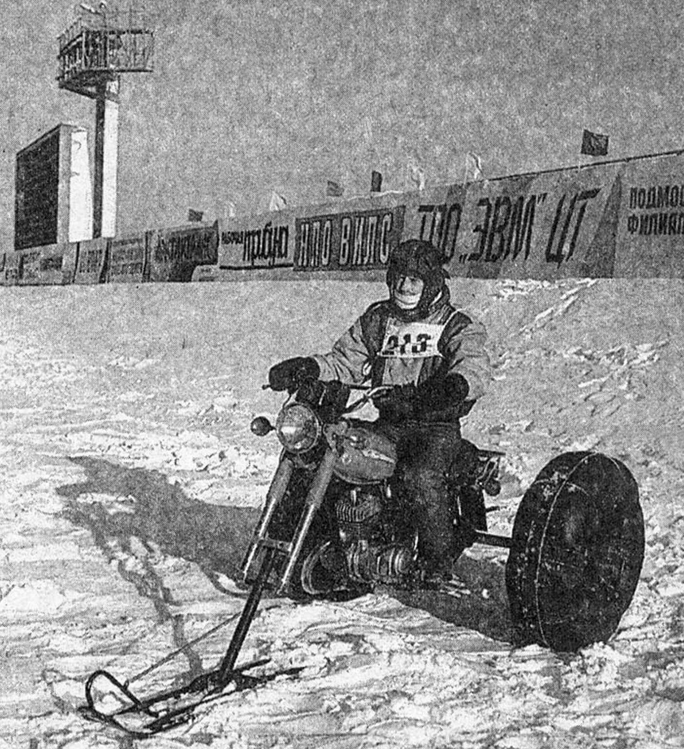 Базой этого колесно-лыжного снегохода, созданного минчанином А. Борисевичем, стал легкий мотоцикл ММВЗ-3.11211.