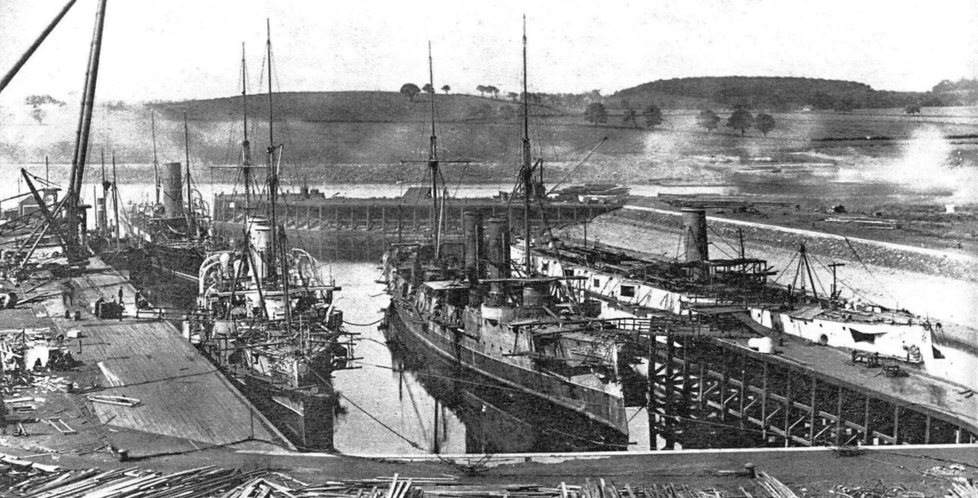 «Тиёда» у достроечной стенки в Клайдбанке (на фото справа). В центре бронепалубные крейсера 3-го класса «Тауранга»и «Рингарума», заказанные британским Адмиралтейством для Австралийской станции, работы на них близятся к завершению