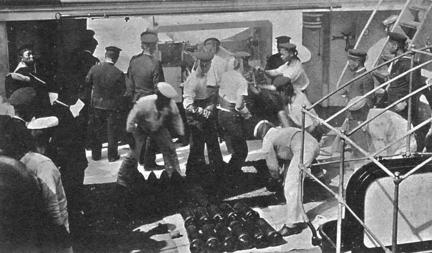Подготовка к учебной стрельбе из 120-мм орудий Армстронга на крейсере «Тиёда». Расчет орудия выкладывает на брезент предназначенный для стрельбы боезапас