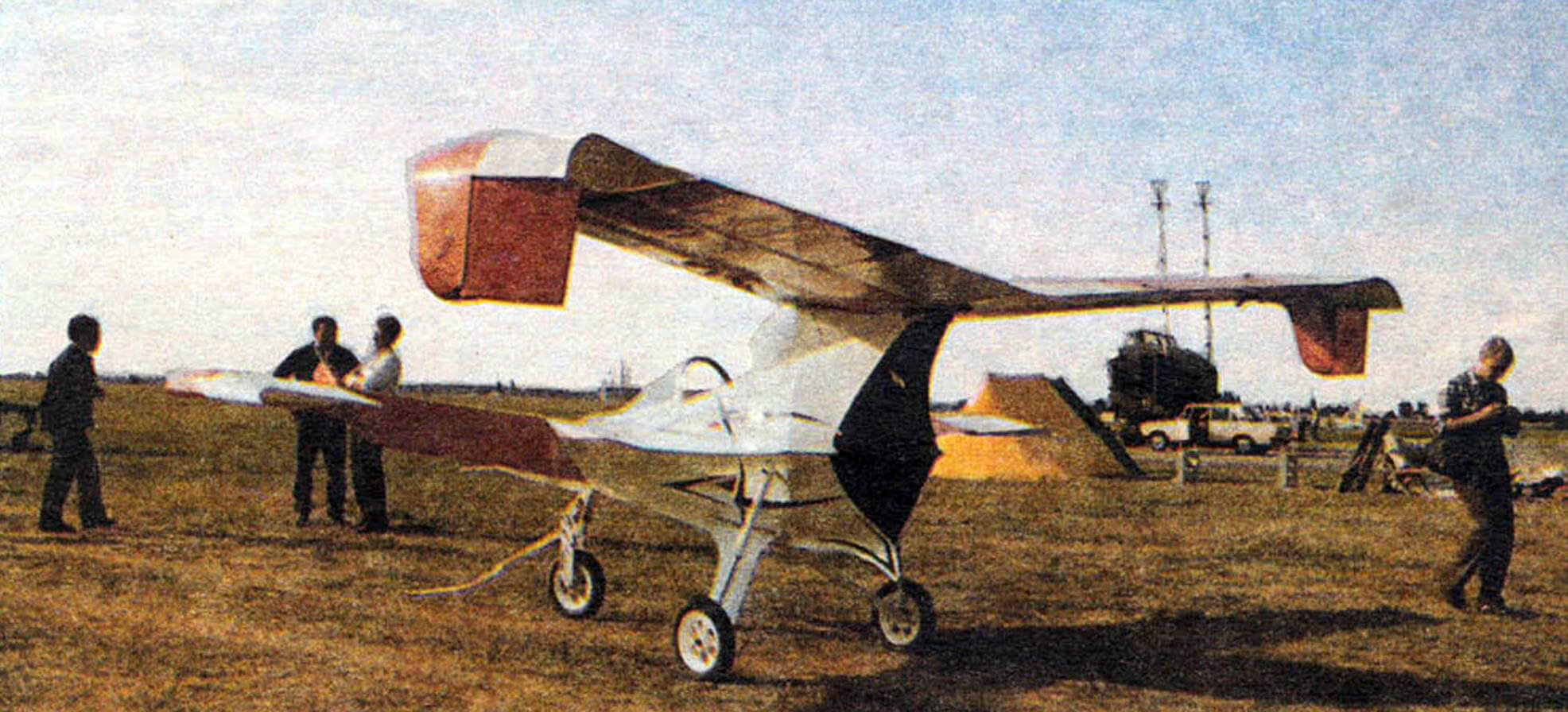 10. Экспериментальный реактивный самолет «Горизонт Б-2» построил В. Д. Булгаков из Якутска. Конструкция металлическая, двигателей — два.