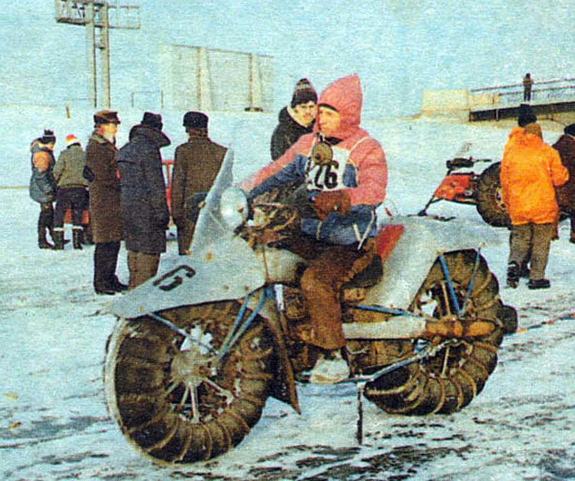 Двухколесный мотоцикл на пневматиках — работа В. Калинина из г. Тулы.