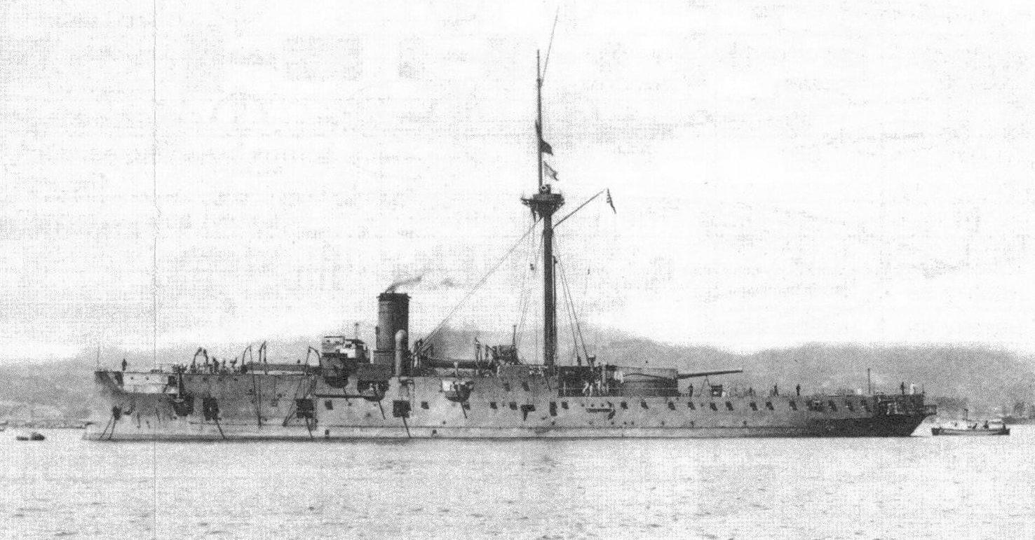 Бронепалубный крейсер «Унеби» в Гавре в 1886 году незадолго до ухода в Японию. На страховую премию после его пропажи в Тихом океане в декабре 1886 года, и был заказан броненосный крейсер «Тиёда»