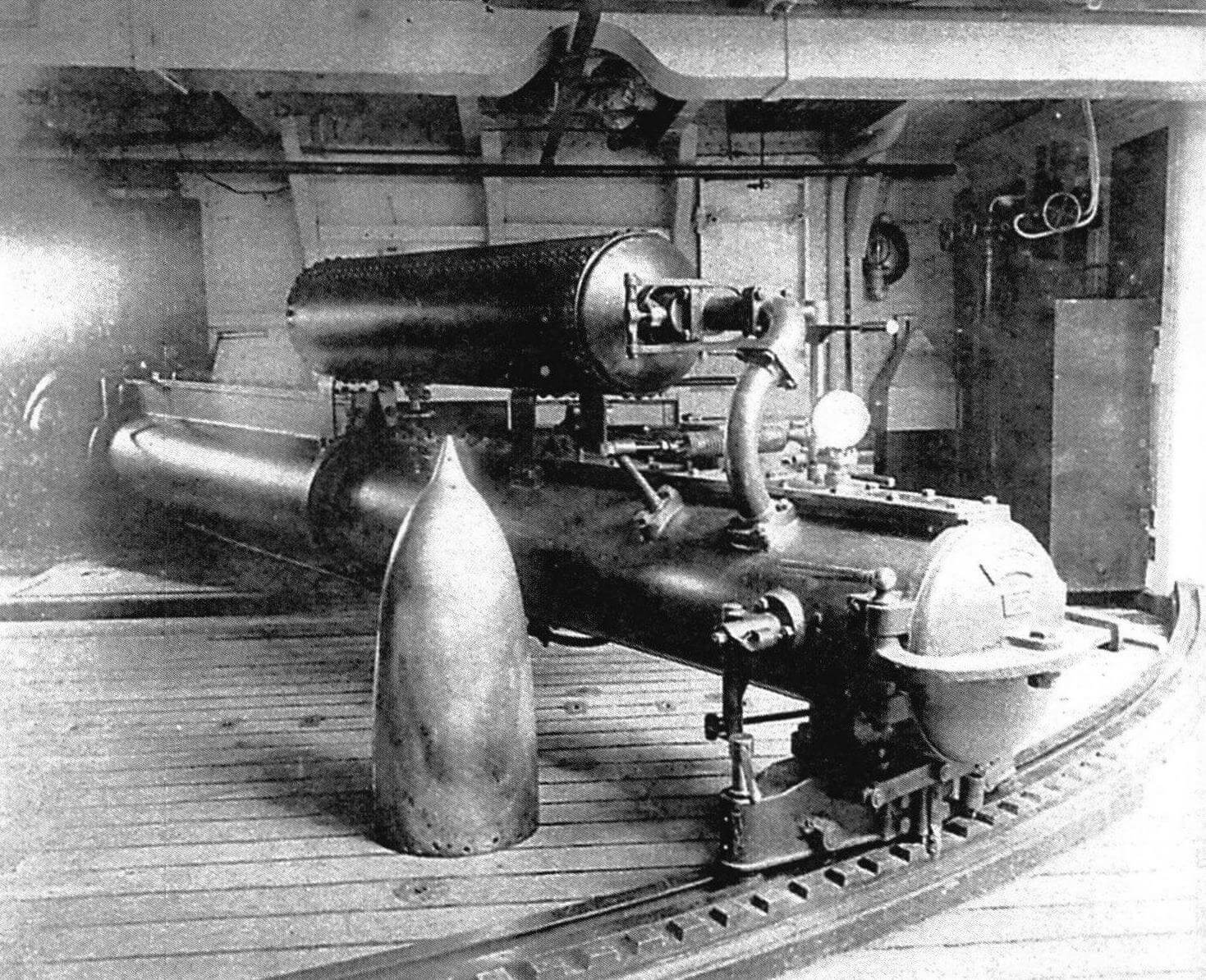 Поворотный 356-мм (35-см) торпедный аппарат системы Шварцкопфа в жилой палубе броненосного крейсера «Тиёда». Рядом с ним стоит боевая часть торпеды