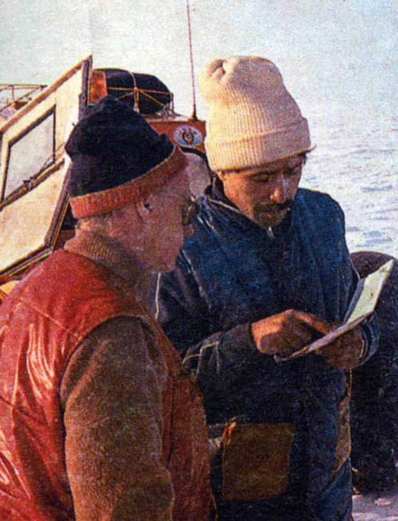 Руководитель испытательного пробега генеральный директор ассоциации «Арктиктранс» В. Я. Шапиро (слева) уточняет маршрут