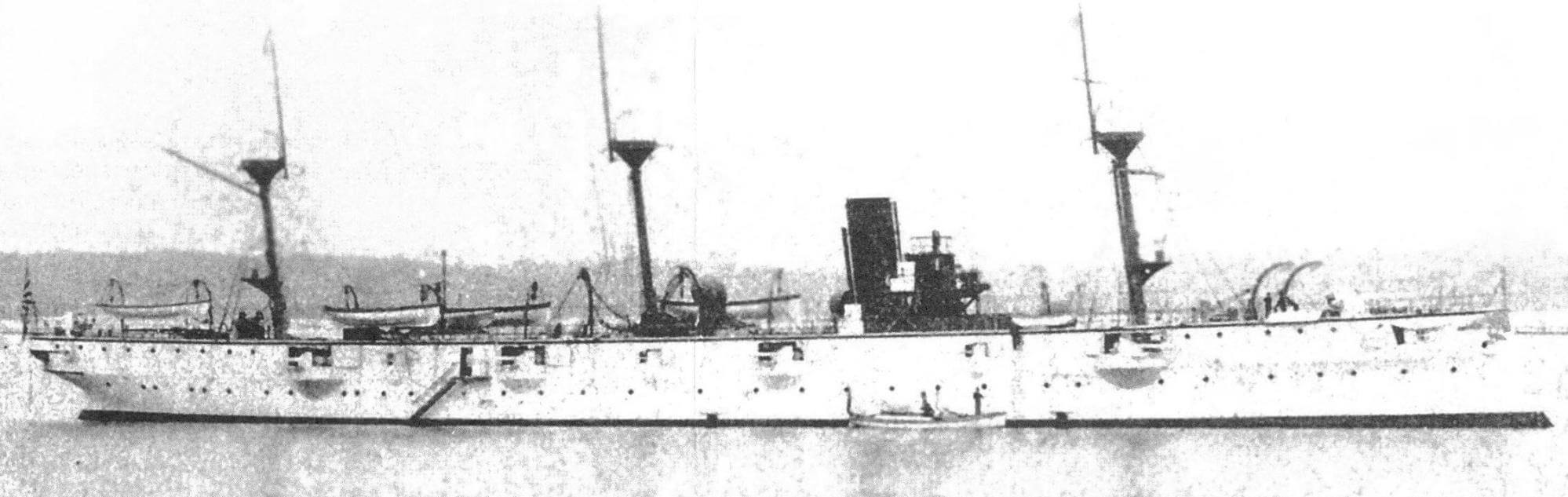 Броненосный крейсер «Тиёда». Несмотря на то, что во время постройки класс корабля изменился, его внешний вид лишь незначительно отличался от первоначального бронепалубного варианта