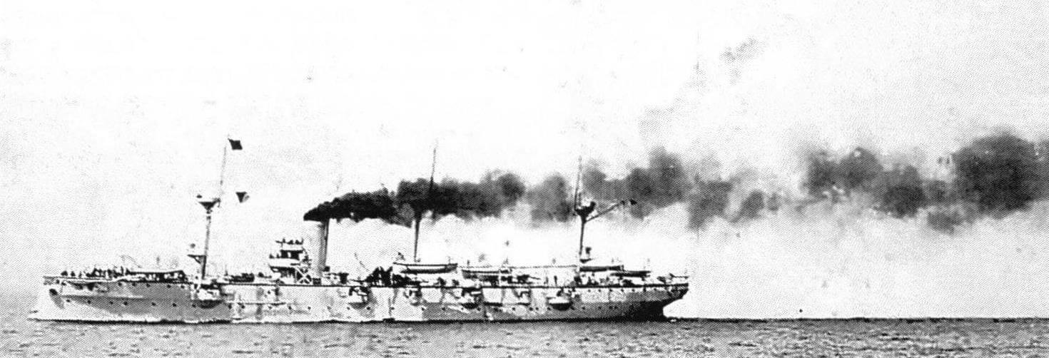 Броненосный крейсер «Тиёда»проводит учебную стрельбу по буям из противоминной артиллерии