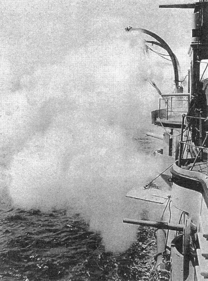 «Тиёда» ведет огонь из 120-мм и 47-мм орудий левого борта