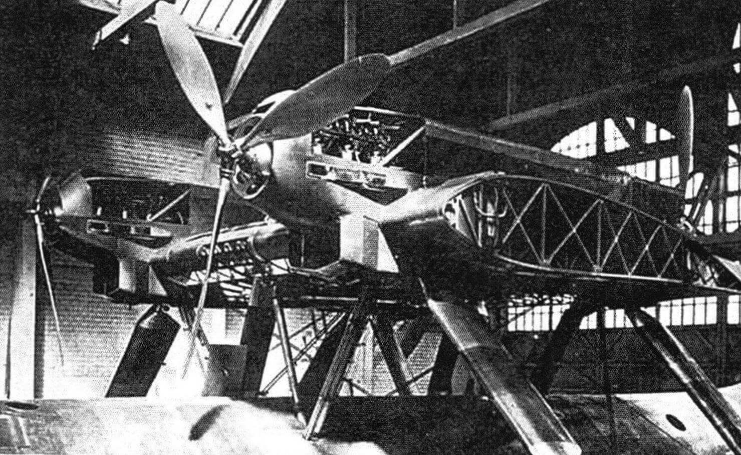 Постройка Late 300 на заводе Latecoere, на фото - центроплан и две тандемные установки моторов Hispano-Suiza 12Nbr