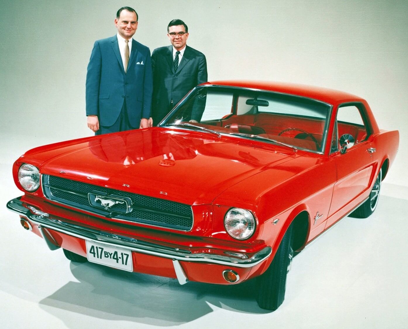 Премьера Ford Mustang 17 апреля 1964 года, слева Лидо Якокка, справа - Дональд Фрей