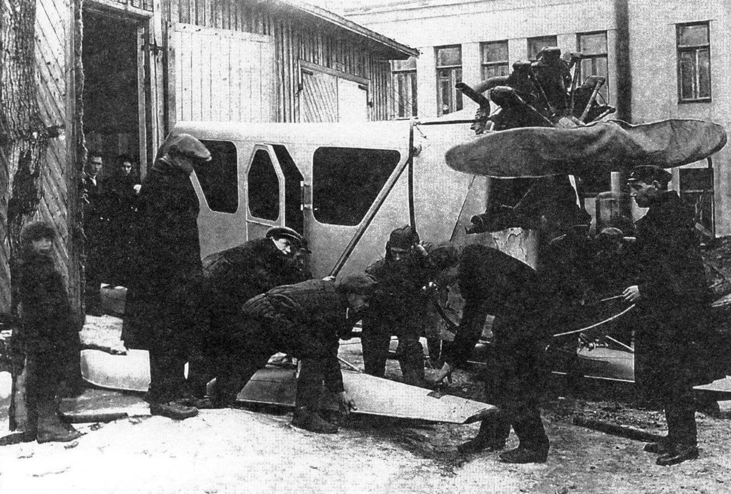ОСГА-2 выводят из цеха. В дверях стоят Н.М. Андреев и И.Н. Ювенальев