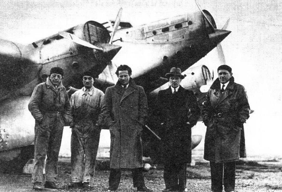 Экипаж, участвовавший в испытаниях самой знаменитой «Радуги» Couzinet 70 в конце 1932 года. Слева направо: бортмеханик Жусс, штурман Майю, командир корабля Мермоз, конструктор Кузине и второй пилот Карретье