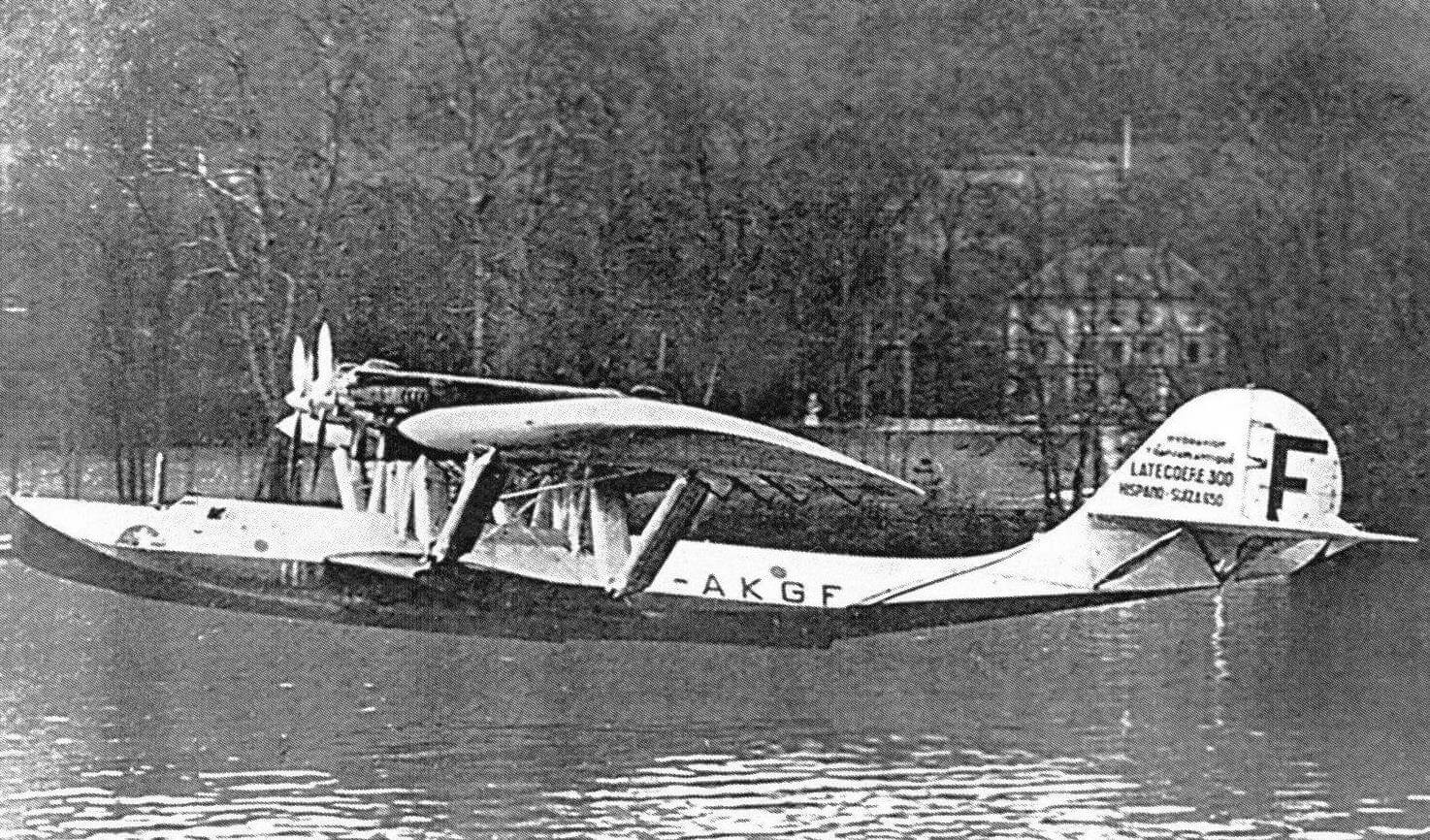 Посадка «Южного Креста» на Сене после своего первого перелета через Атлантику в январе 1934 года. До переделки хвостового оперения эффективности рулей не хватало, поэтому для сохранения управляемости при посадке передние моторы выключались, а задние работали на номинальных оборотах