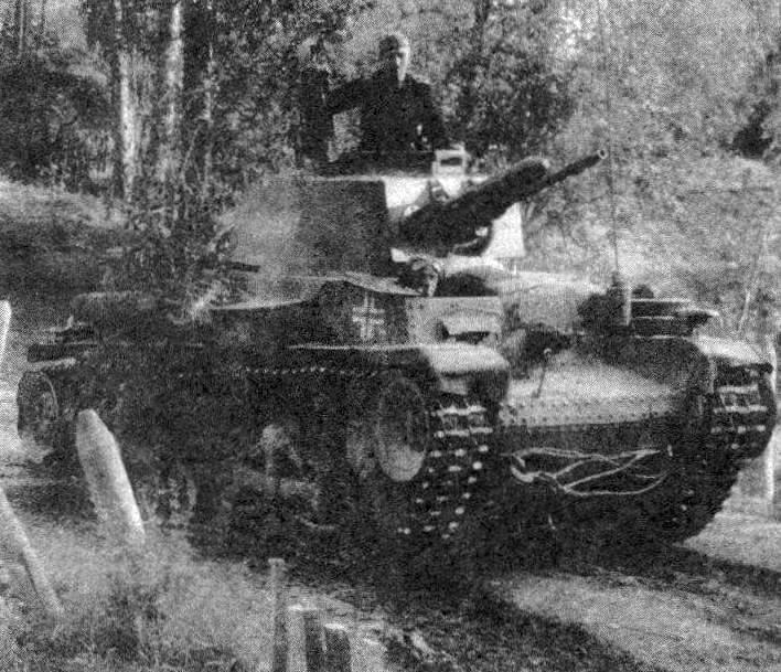 Первые километры по советской земле - танк Pz.35(t) 6-й танковой дивизии вермахта движется по территории Литовской ССР. 1941 год