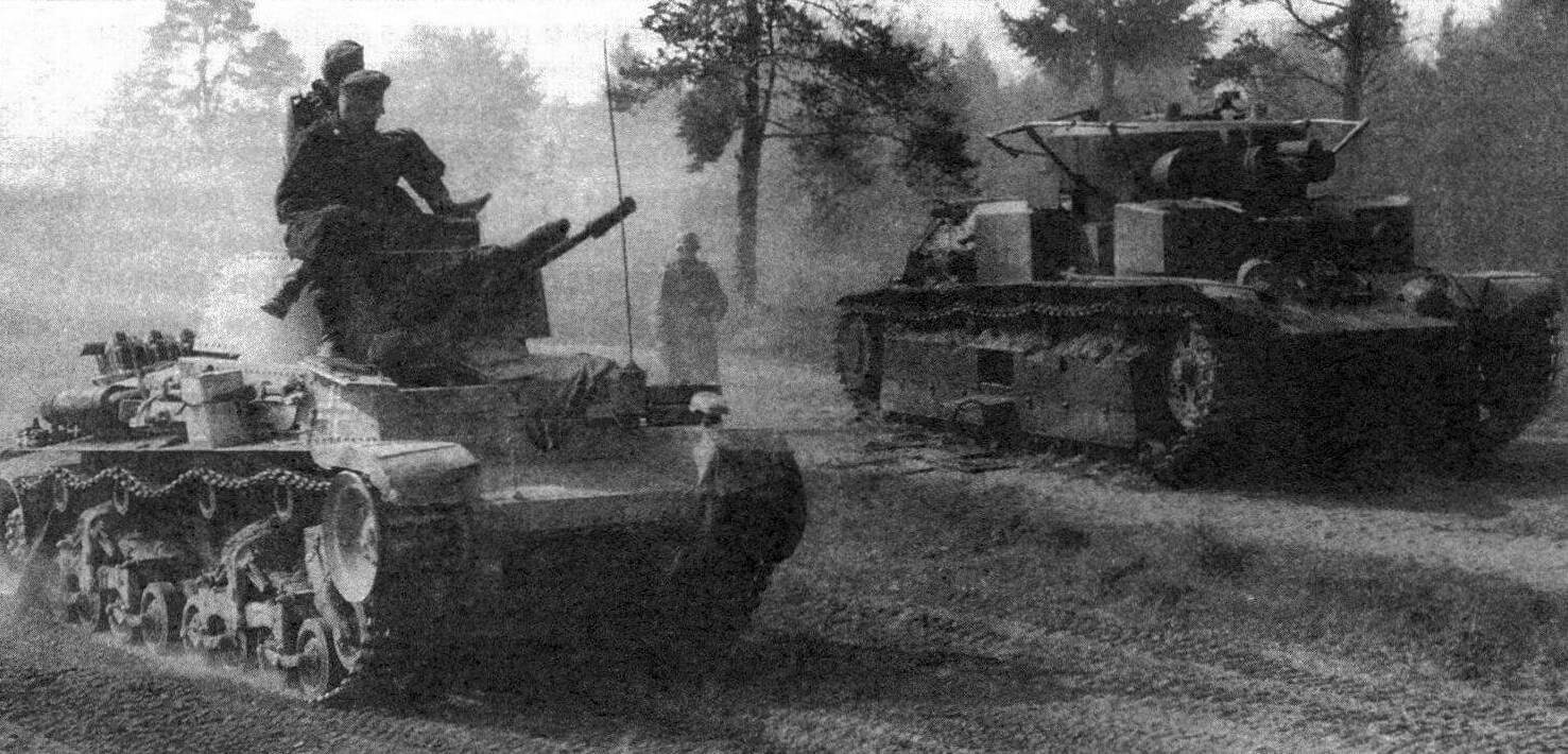 Pz.35(t) на марше. На втором плане -оставленный экипажем советский средний танк Т-28. Июнь 1941 года