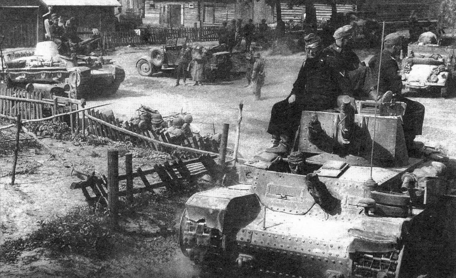 Подразделение 6-й танковой дивизии на привале в литовской деревне.Июль 1941 года