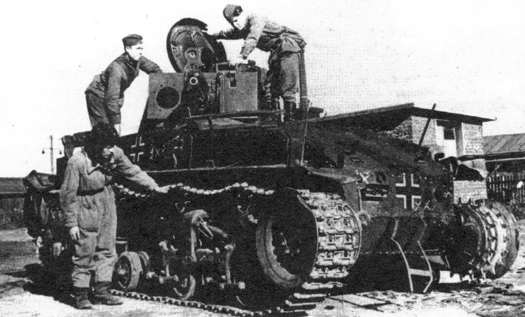 Красноармейцы осматривают подбитый немецкий танк Pz.35(t).Окрестности г. Расейняй, июнь 1941 года