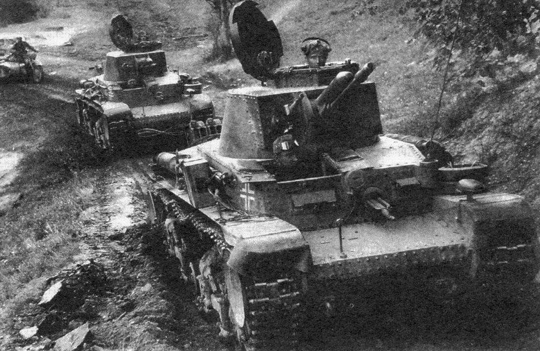 Лето 1941 года. На левых надгусеничных полках машин видны светомаскировочные фары Notek и запасные опорные катки