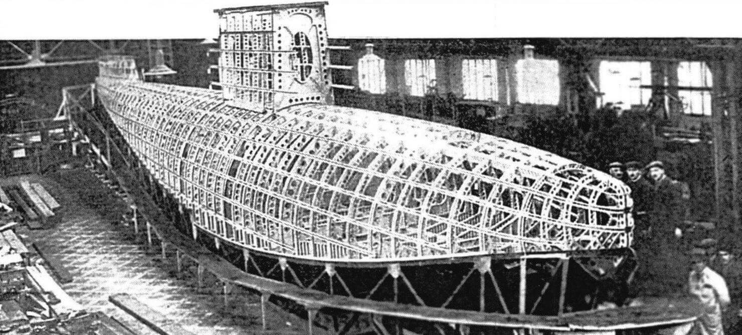 Это не подводная лодка, а каркас фюзеляжа Bleriot 5190